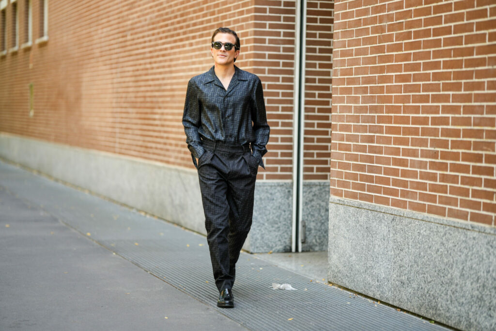 Carlo Sestini fekete napszemüvegben, mintás ingben és nadrágban