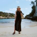 Divatosa strandruhák 2024-ben: fekete áttört strandruha