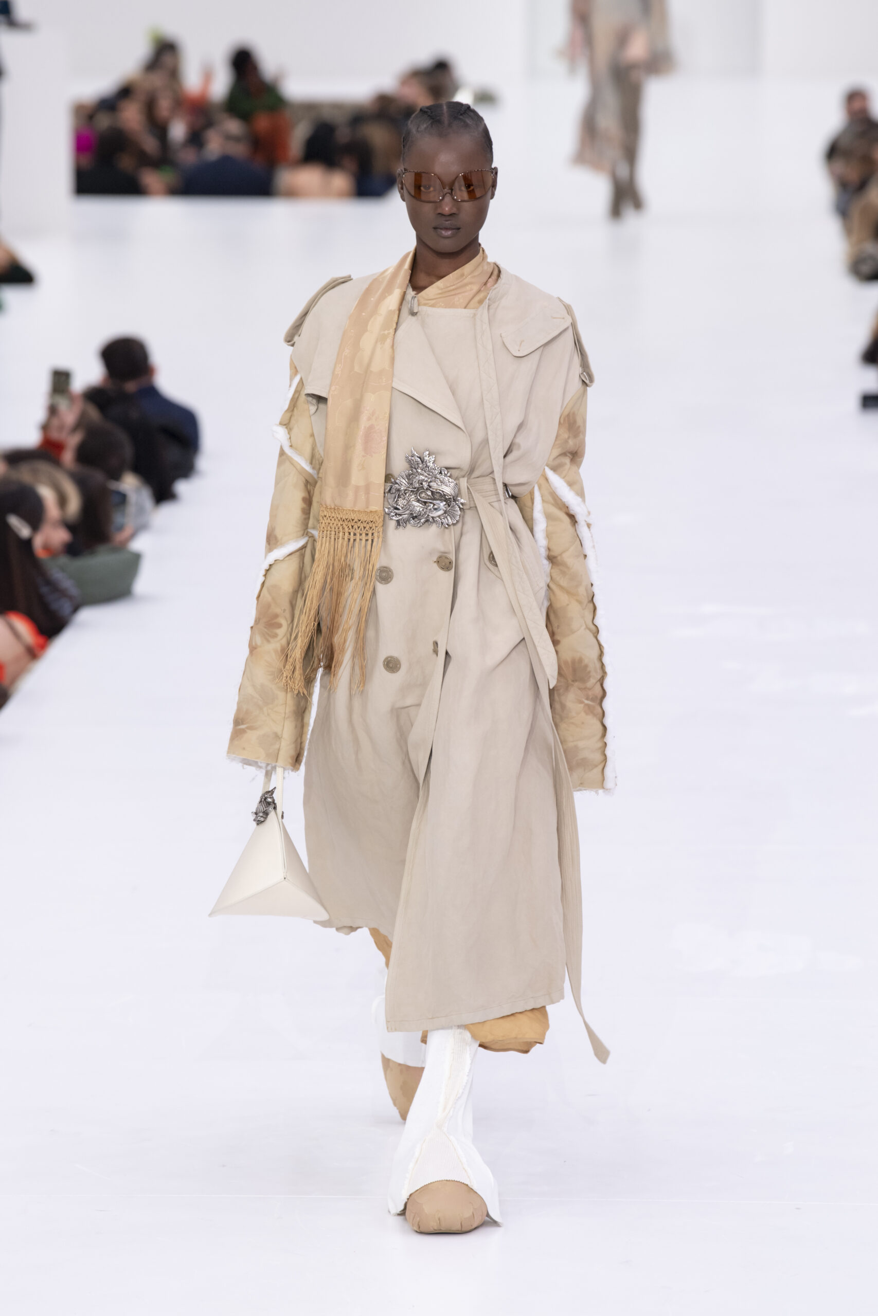 Egy modell az Acne Studios ruhájában sétál a Párizsi Fashion Week bemutatóján
