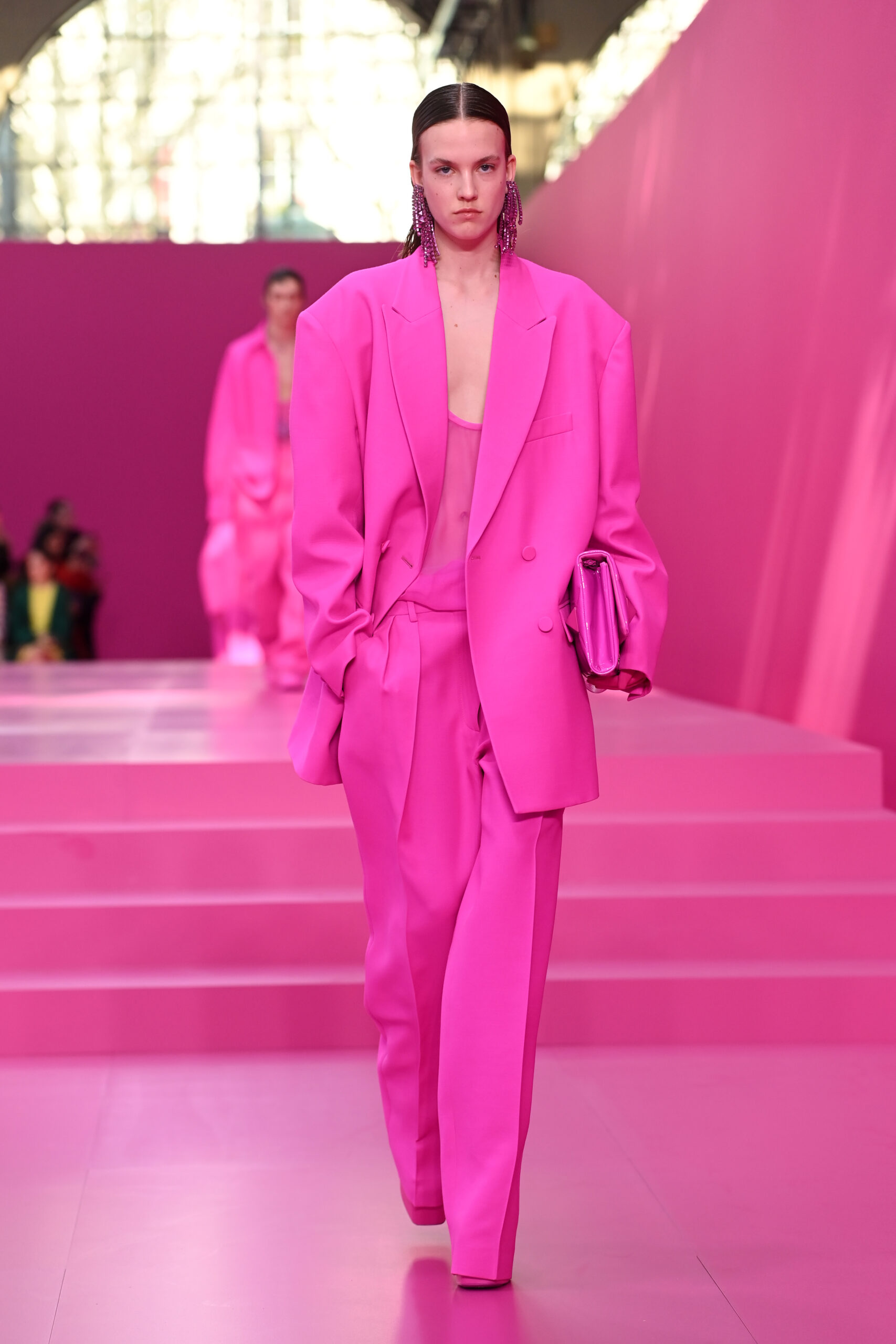 Egy modell a Párizsi Fashion Week-en sétál egy teljes Valentino fukszia szettben