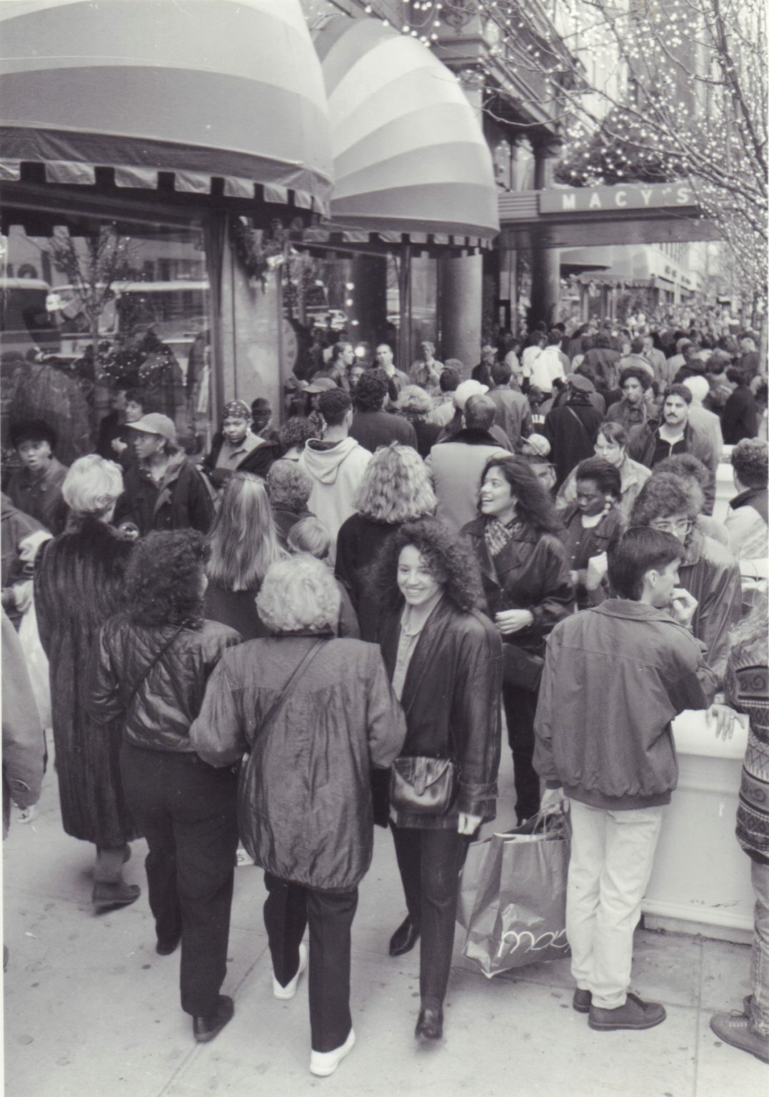 Vásárlók tömege a Macy's áruház előtt a "fekete pénteken".