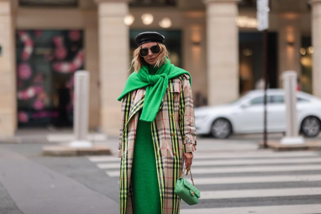 Modell kockás kabátban, zöld ruhában és sállal