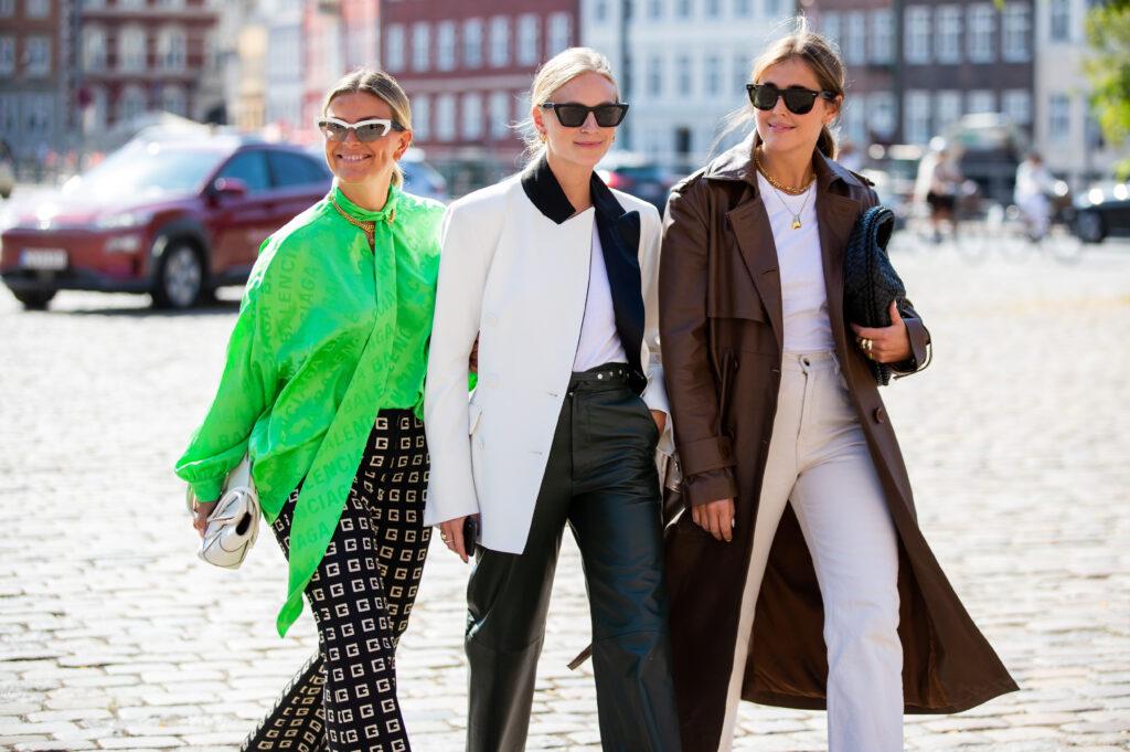 Janka Polliani, Tine Andrea Lauvli Storløs és Darja a koppenhágai Fashion Week 2021 bemutatón. Fot. Christian Vierig via Getty Images