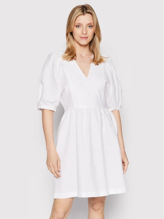 Egy modell fehér lenvászon ruhában