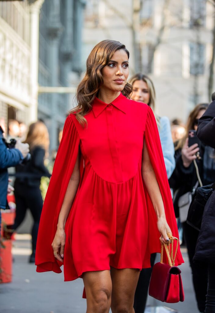 Nő piros ruhában és piros láncos táskával