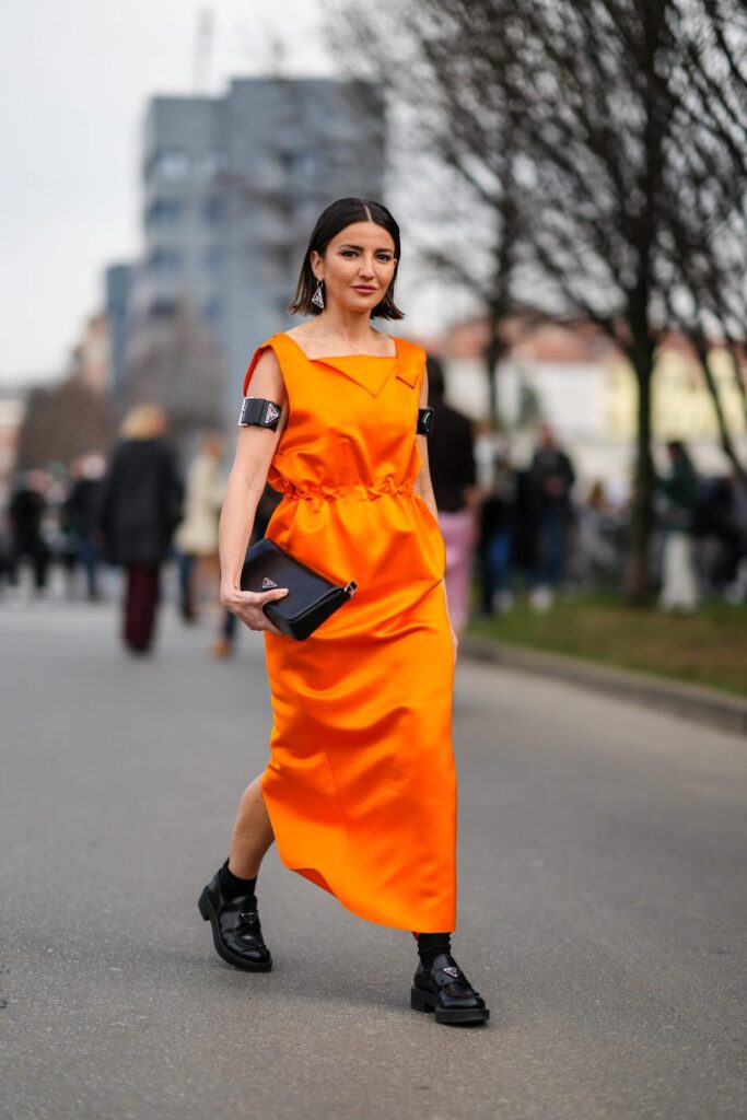 Egy női modell narancssárga ruhában