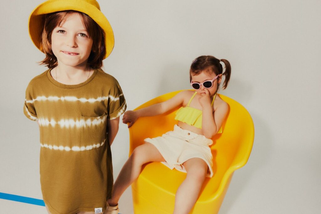 Két kislány kalapban és napszemüvegben