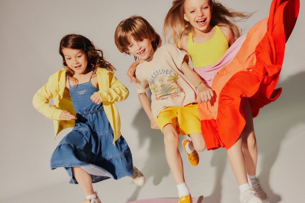 Gyerekek különböző színű és fazonú ruhákban