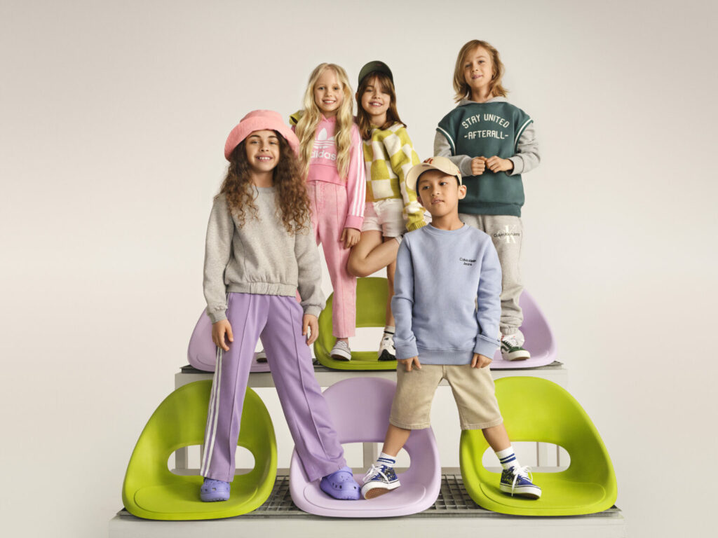 Gyerekmodellek különböző színű és fazonú ruhákban