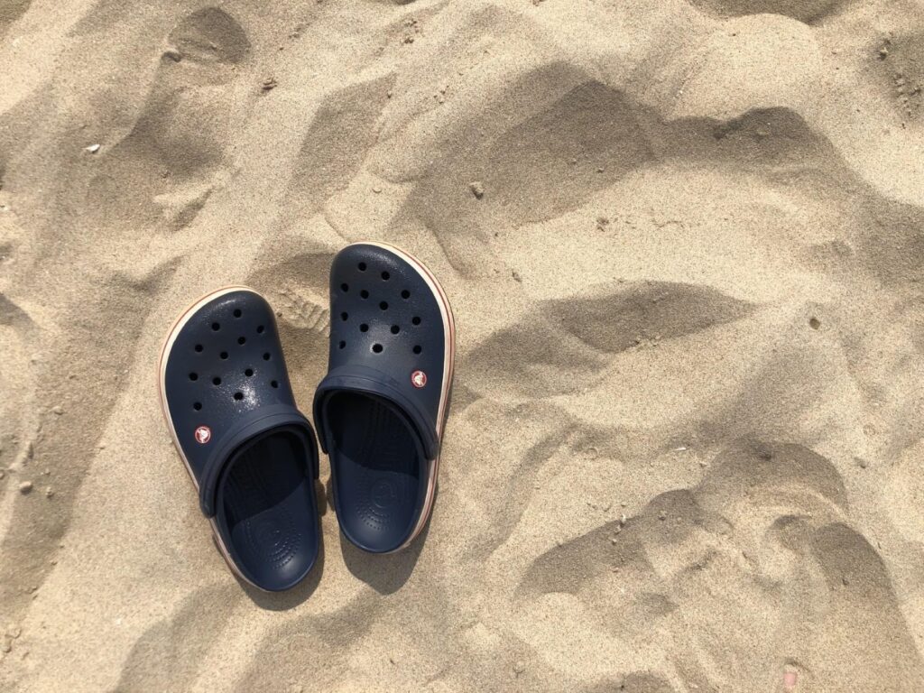 Tengerészkék Crocs cipő a tengerparton