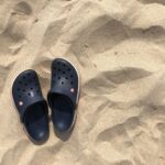 Tengerészkék Crocs cipő a tengerparton