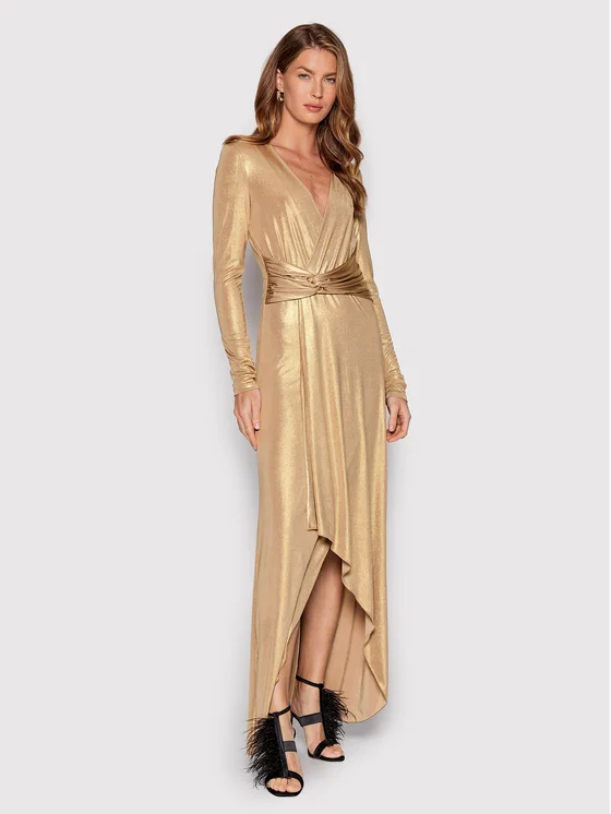 Modell, aki egy aranyszínű, maxi ruhát visel övvel