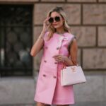 Egy nő rózsaszín koktélruhában