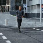 Egy fekete sportruházatba öltözött férfi fut a város utcáin