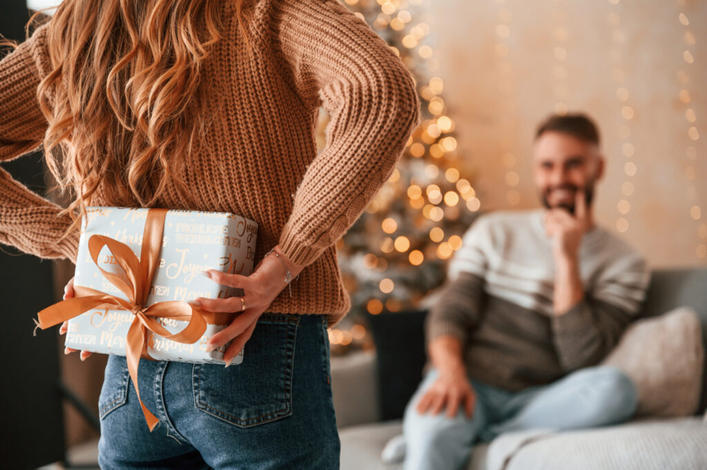 Egy nő karácsonyi ajándékot ad a párjának