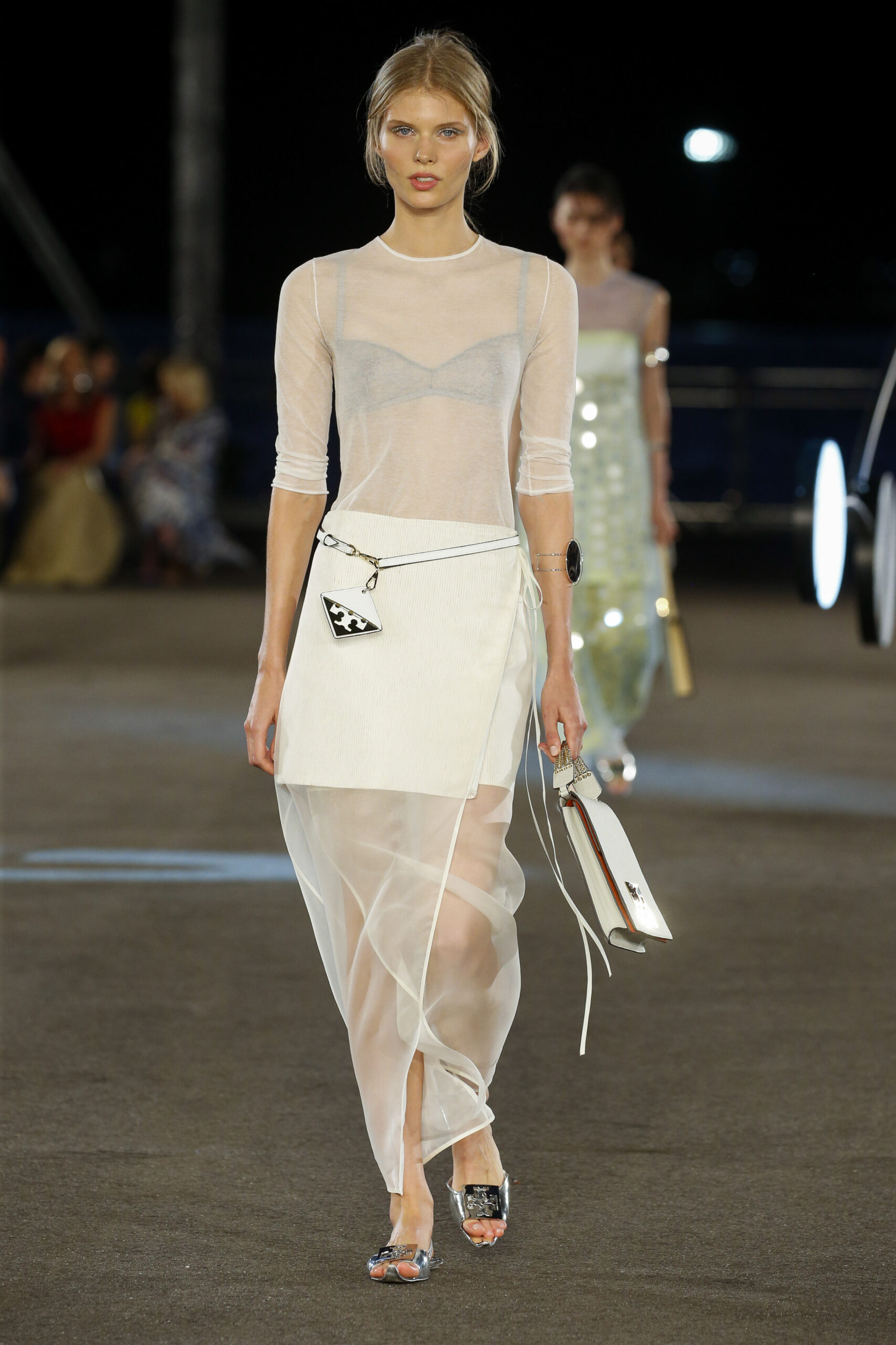 Egy modell átlátszó Tory Burch ruhában sétál a New York-i divathéten