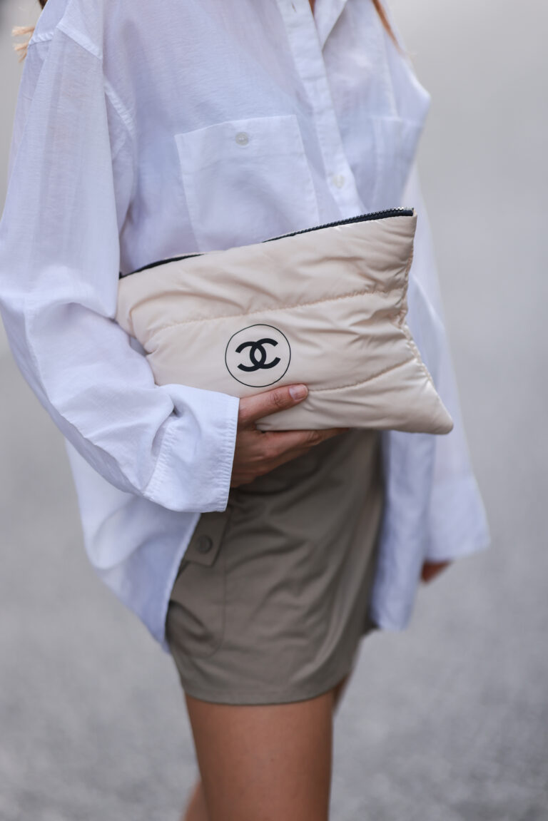 Anna Winter egy Chanel logós, bézs táskát visel
