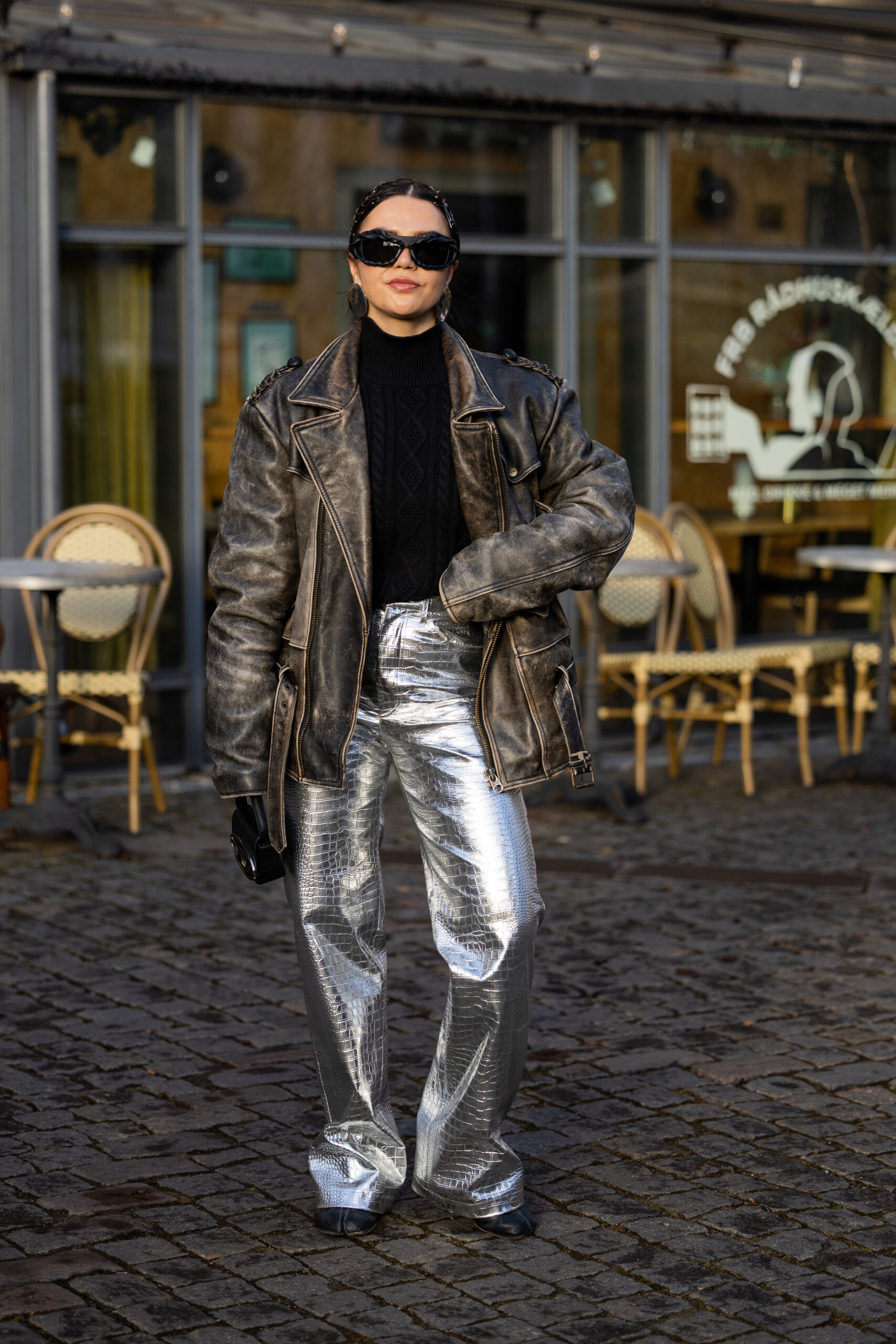 Amelie Stanescu bőrdzsekit, ezüst színű nadrágot visel a 2023-as Koppenhágai Divathéten