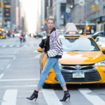 Nő sétál a new york-i utcán