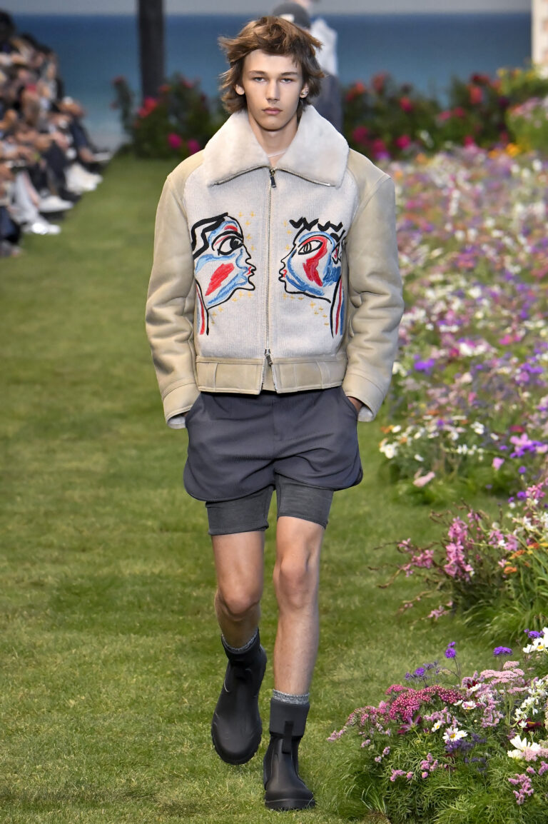 Egy modell a Dior szőrmés dzsekijében sétál a kifutón