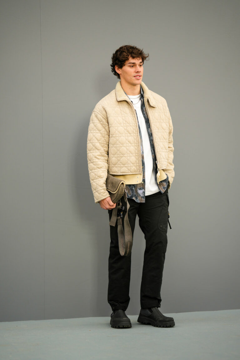 Noah Beck egy vajszínű steppelt dzsekiben a Dior-tól