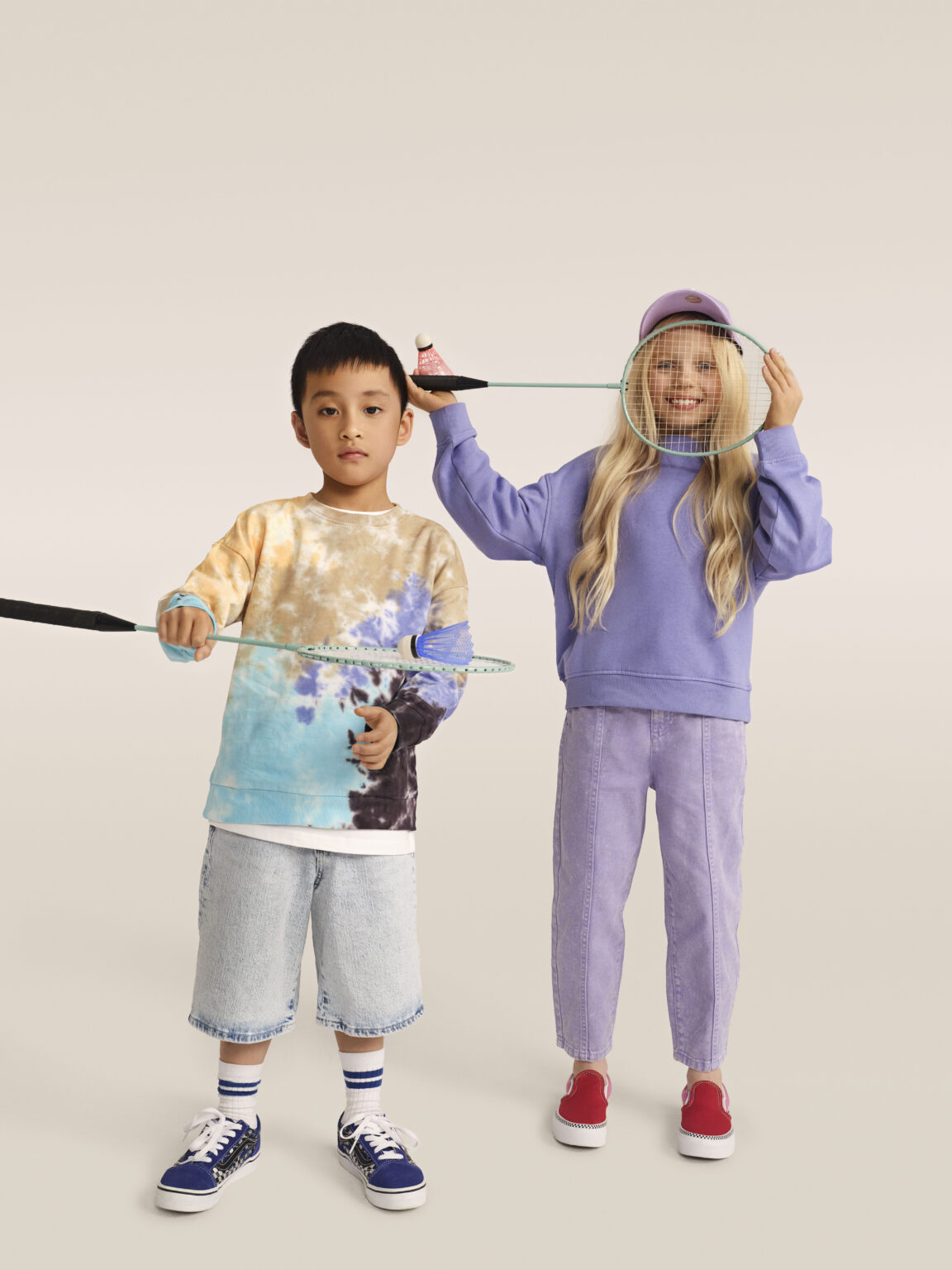 Két gyerekmodell színes melegítőruhákban