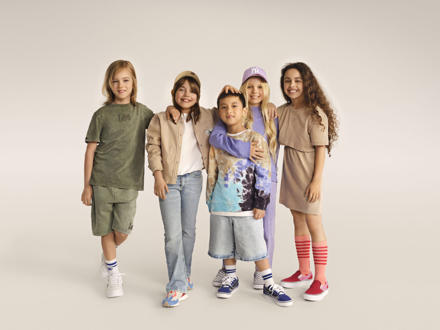 Gyerekek különböző színű és fazonú ruhákban