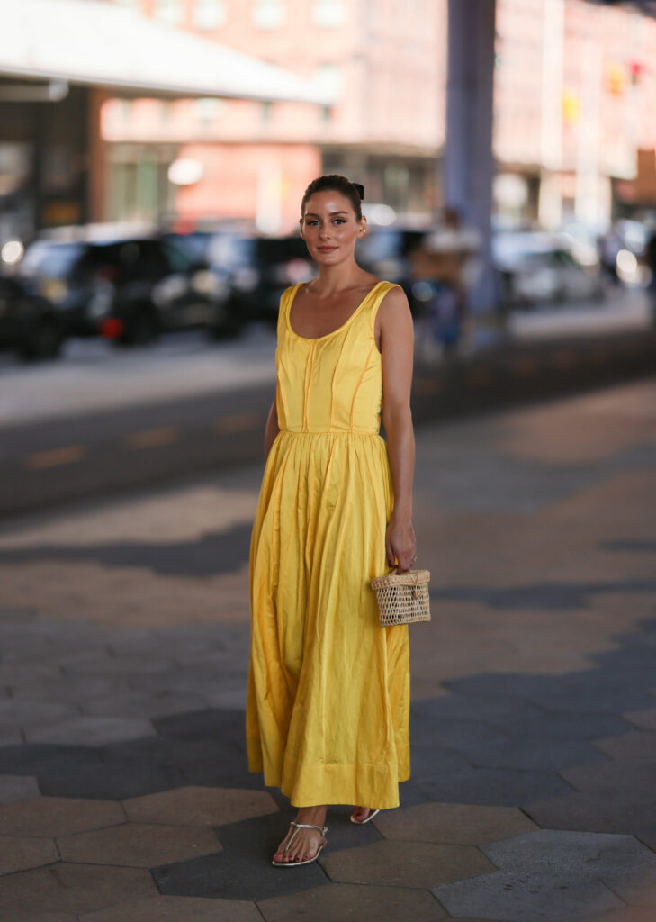 Olivia Palermo egy sárga Jason Wu márkájú maxiruhában