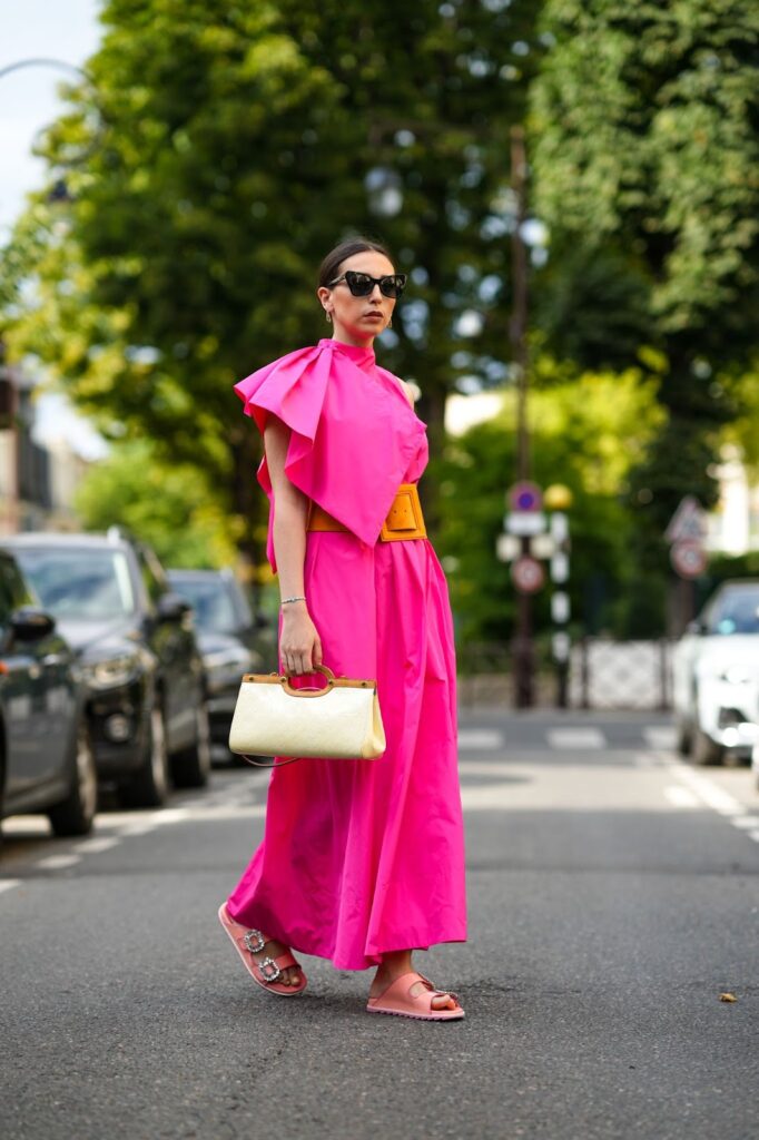 Egy hosszú, rózsaszín ruhát viselő nő