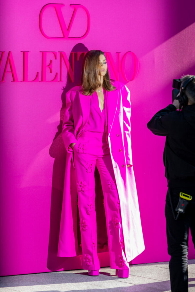 Zendaya egy rózsaszín megjelenésben a Valentino bemutatóján