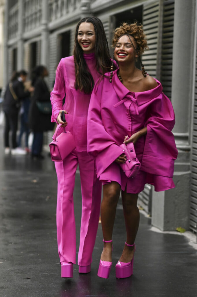 Lily Chee és Paola Locatelli a Valentino rózsaszín szettjében