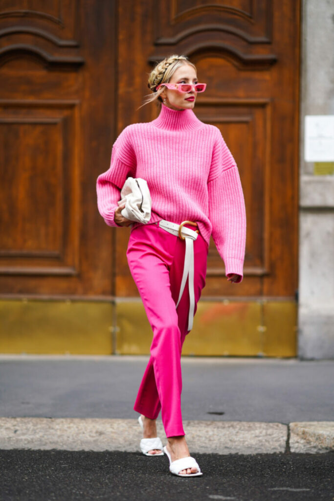 Egy barbiecore stílusú, rózsaszín, casual outfitet viselő nő