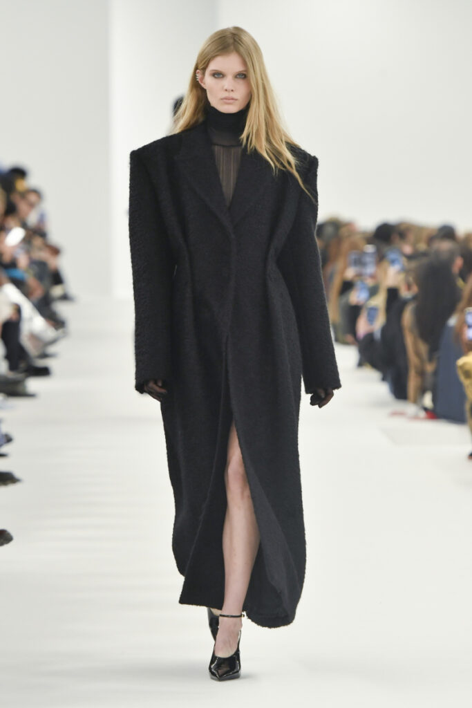 [2023/2024-es őszi-téli trendek]: fekete kabát