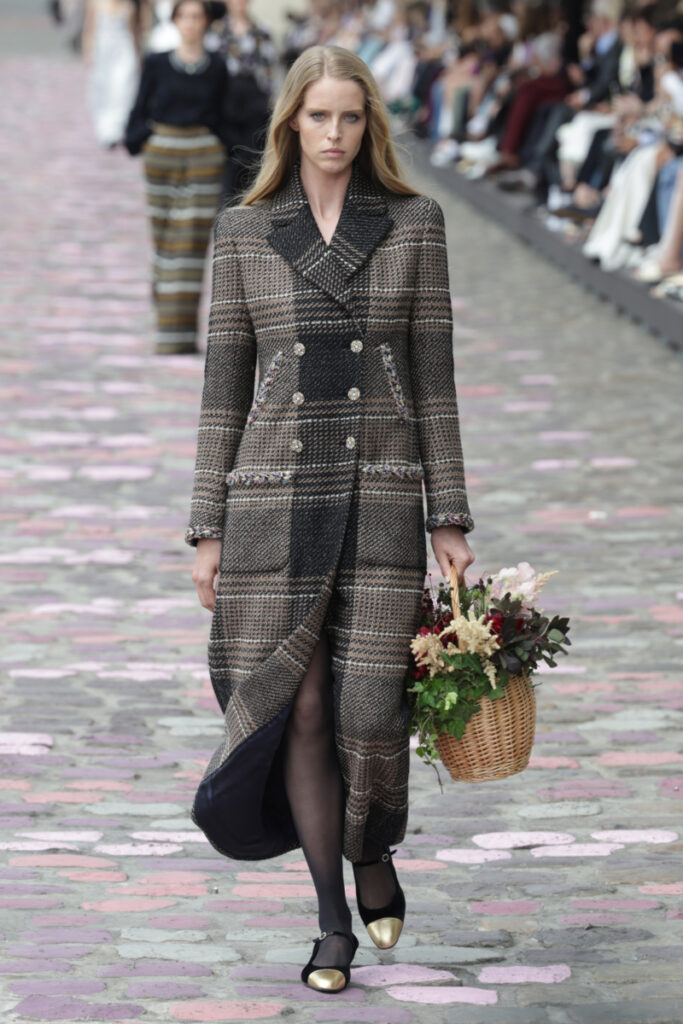 kockás kabátot viselő modell a Chanel kifutóján