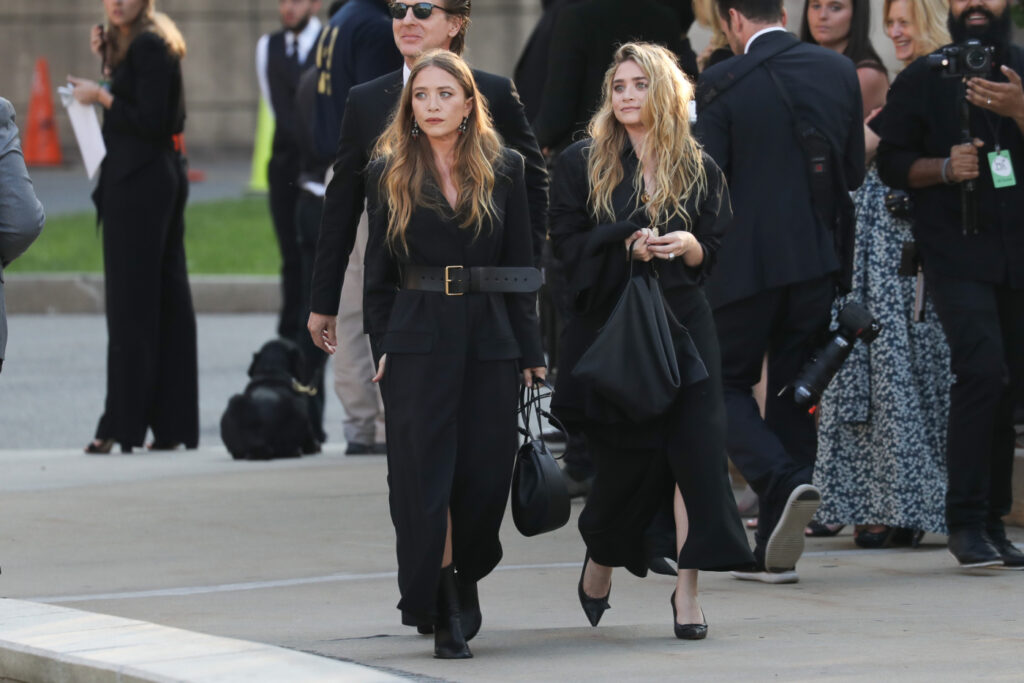 Mary-Kate és Ashley Olsen fekete, quiet luxury stílusú ruhákban