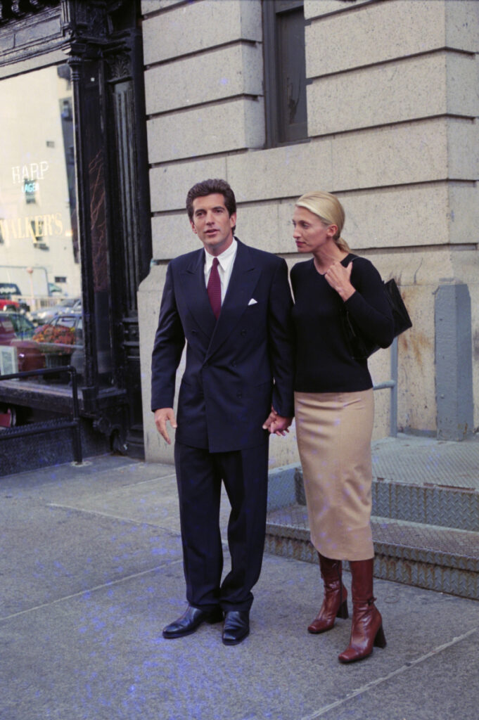 John Kennedy Junior és Carolyn Bessette Kennedy quiet luxury stílusú ruhákban