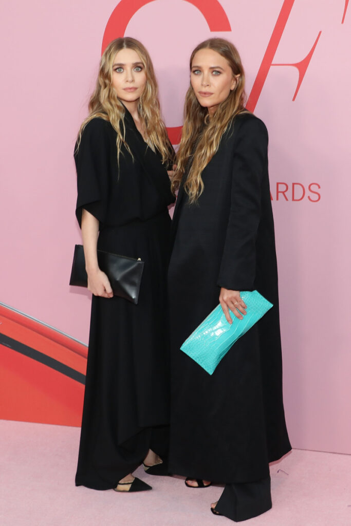 Az Olsen ikrek quiet luxury stílusú ruhákban
