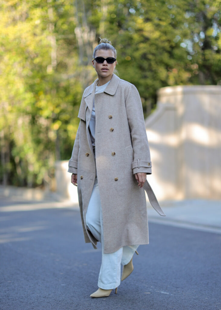 Sofia Richie egy bézs, quiet luxury stílusú kabátban