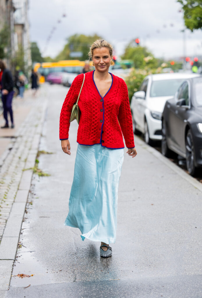 divatos női pulóverek az őszi-téli szezonra: piros pulóver