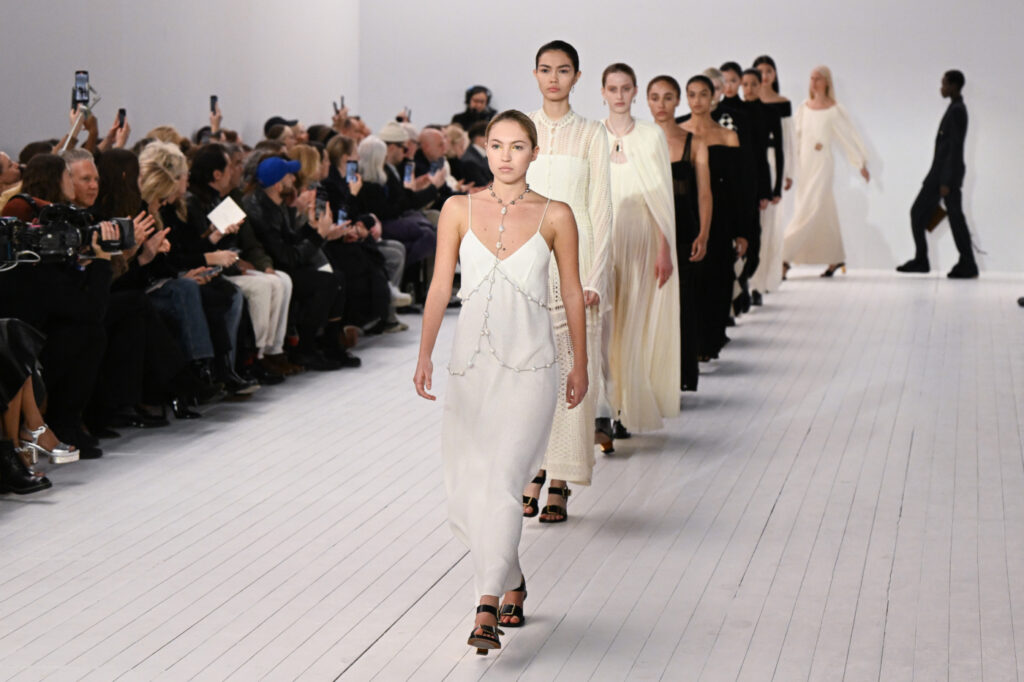 a 2023/2024-es őszi-télki szezon legdivatosabb ruhái - fehér és fekete ruhákat viselő modellek a divatbemutatón