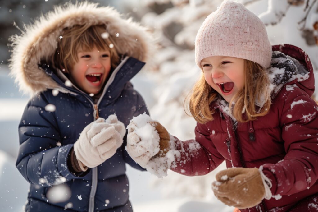 Kislány és kisfiú játszanak a hóban