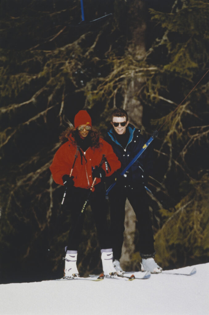 David Bowie és Iman Bowie apres ski stílusú megjelenésben