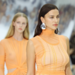 pantone color of the year 2024 – Peach Fuzz színű ruhákat viselő modellek