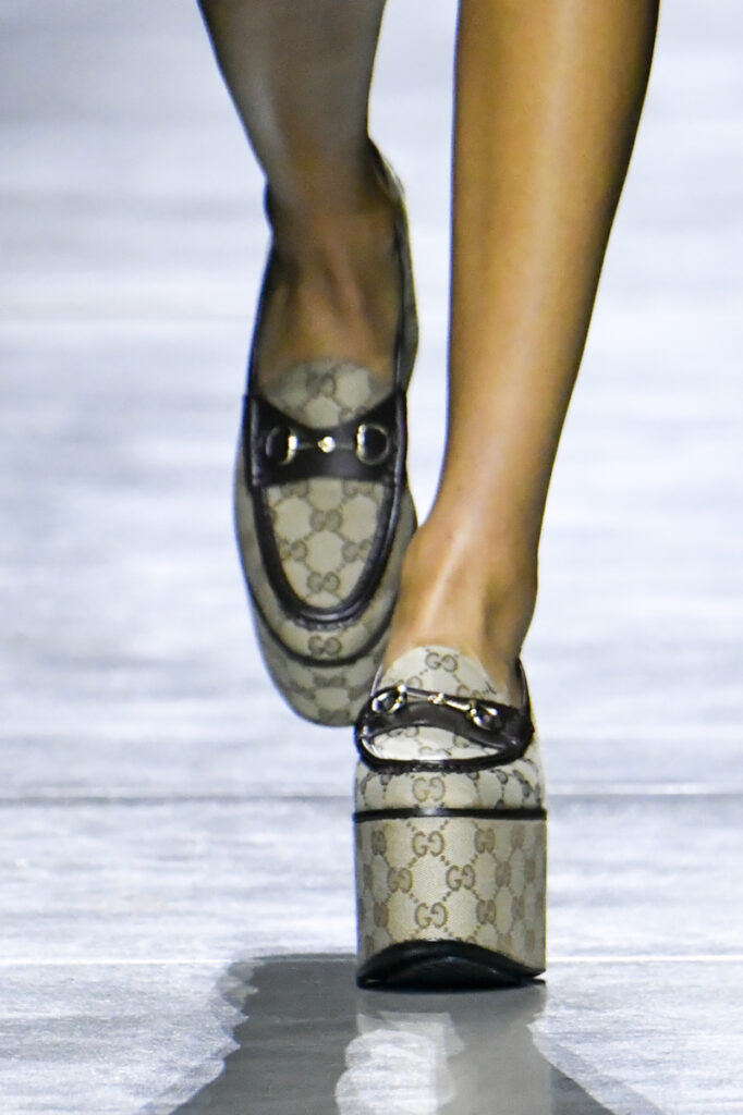 [2024-es tavaszi-nyári trendek]: platformos cipők