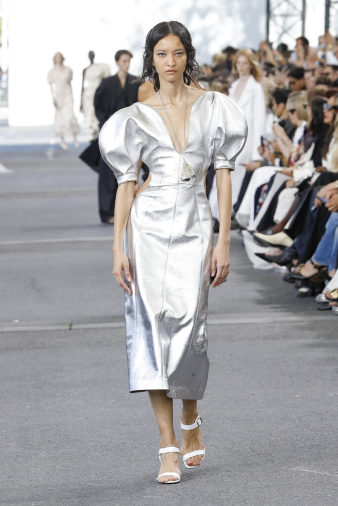 [2024-es tavaszi-nyári trendek]: ezüst ruhák