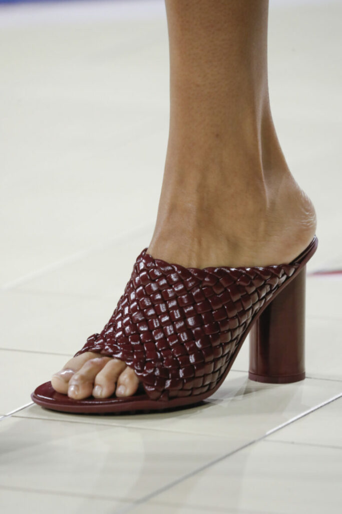 [Divatos női cipők 2024 tavaszán és nyarán]: magassarkú papucsok