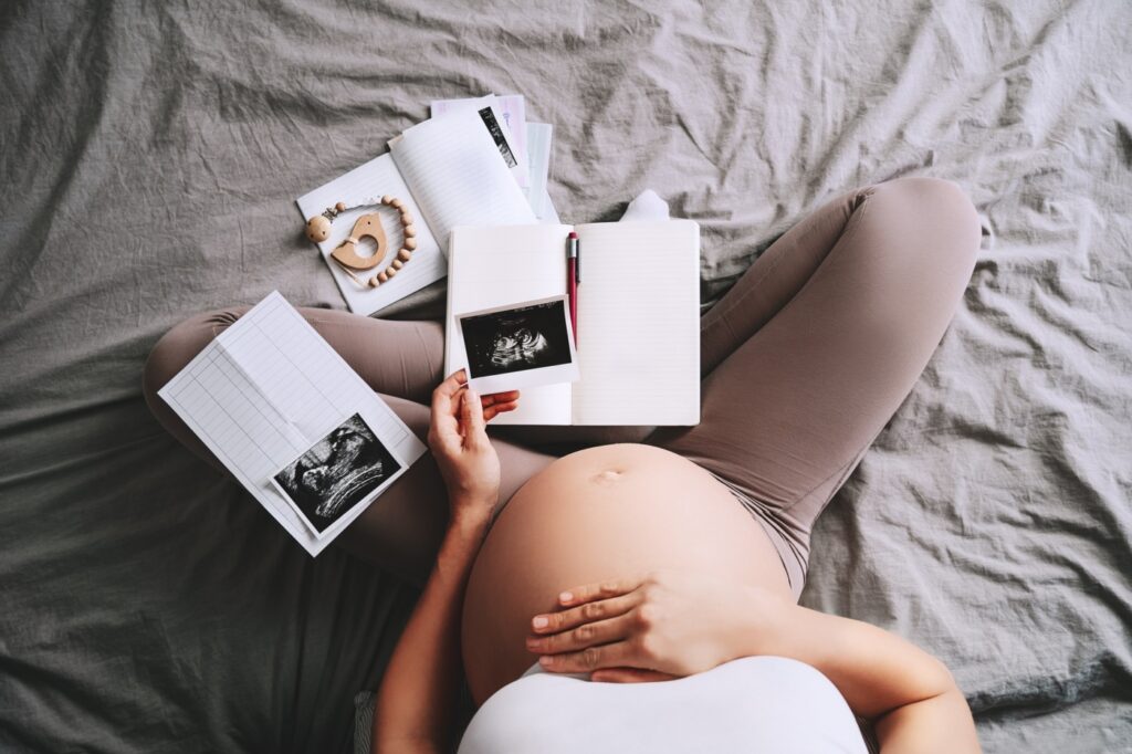 várandós nő ultrahangos képeket nézeget