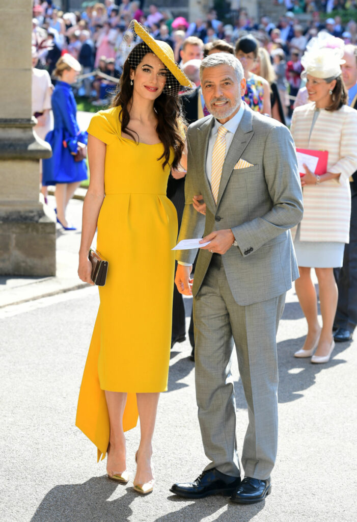 Milyen ruha illik egy esküvői tanúhoz - sárga total look