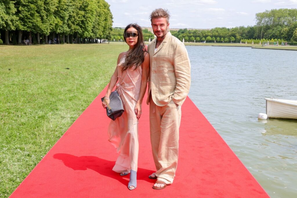 David és Victoria Beckham a vörös szőnyegen vászonból készült ruhákban.