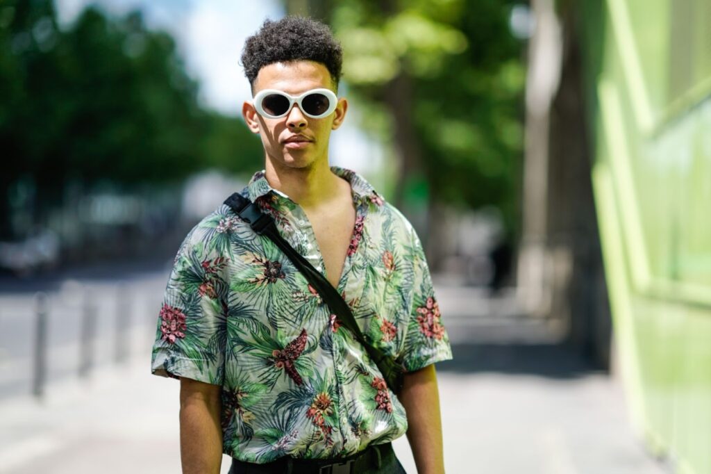 Egy hawaii inget és napszemüveget viselő férfi